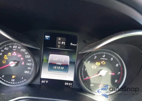 2016 Mercedes-Benz C 300 4Matic z USA, uszkodzony, nr VIN 55SWF4KB4GU105035